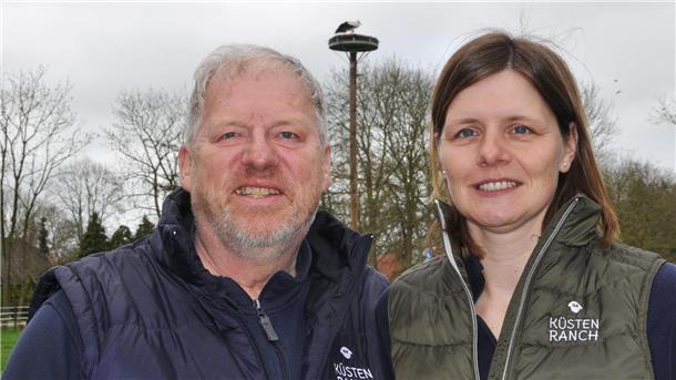 Bernd und Nina Bielen aus Moorsee vor ihrem Storchenhorst.