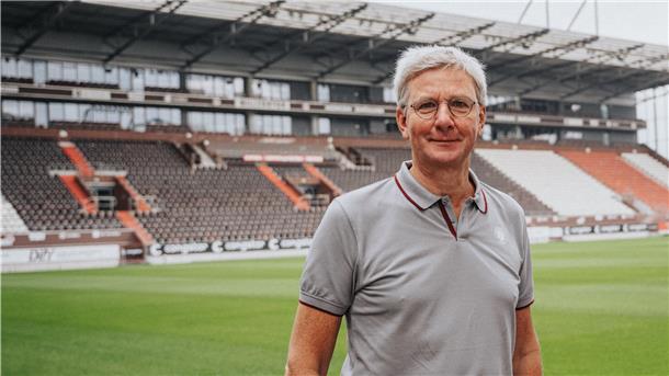 Ein Mann auf einem Fußballplatz.