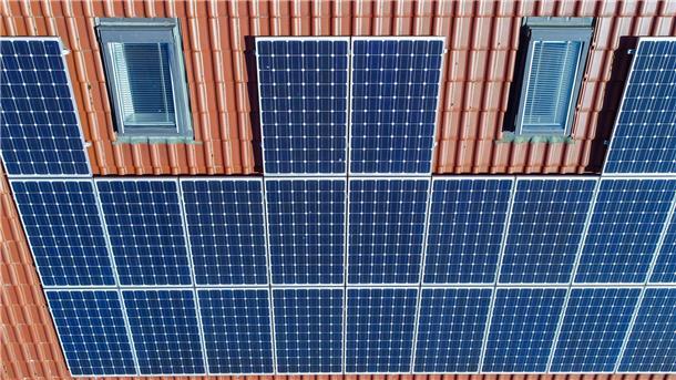  Eine Photovoltaikanlage ist auf einem Eigenheim angebracht 