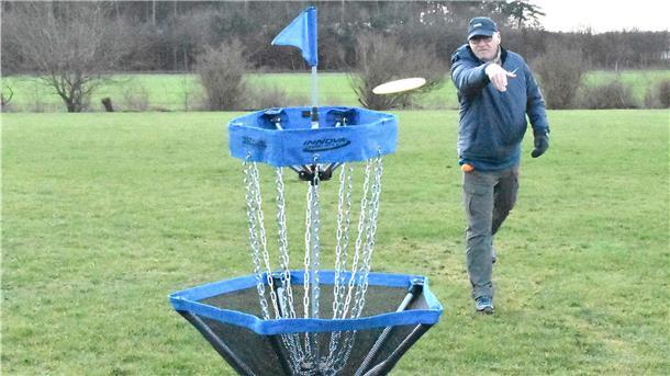 Berndt Krause wirft den „Putter“ in den mobilen Korb, der das Ziel einer Runde markiert.