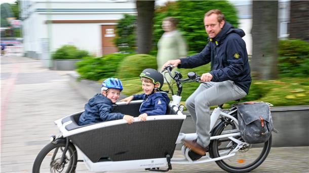 Bernhard Buchwald fährt mit dem Lastenrad nicht nur in seine Zahnarztpraxis, er transportiert damit die Kinder. Auch im Urlaub ist es für die Bremerhavener Familie unverzichtbar.
