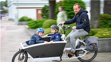 Bernhard Buchwald fährt mit dem Lastenrad nicht nur in seine Zahnarztpraxis, er transportiert damit die Kinder. Auch im Urlaub ist es für die Bremerhavener Familie unverzichtbar.