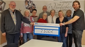 Bernhard Korpis (links), und Jendrik Holthusen (rechs) vom Förderverein Windpark Hammelwarder Moor überreichten dem Team der Braker Tafel einen Scheck in Höhe von 2.500 Euro.
