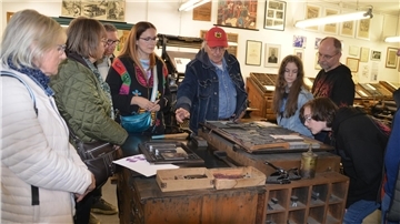 Bernhard Nietner erläutert Material und Maschinen der ehemaligen Druckerei Holtze. Mit all ihren Zeugnissen der Geschichte des Druckens ist die Druckerei ein eigenes kleines Museum im Museum.