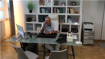Bernhard Skupin am Schreibtisch.
