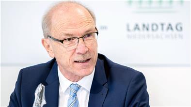 Bernhard Zentgraf spricht.