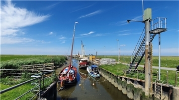 Berufsfischer machen für die Zeit der Sanierungsarbeiten am Kutterhafen in Spieka-Neufeld in Dorum-Neufeld fest. Für Freizeitkapitäne gibt es dagegen „Anker“-Möglichkeiten im Spieka-Neufelder Sielhafen.