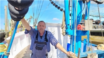 Kutterfischer Stephan Hellberg auf seinem Schiff "Nixe 2" in Dorum-Neufeld an der Wurster Nordseeküste im Landkreis Cuxhaven