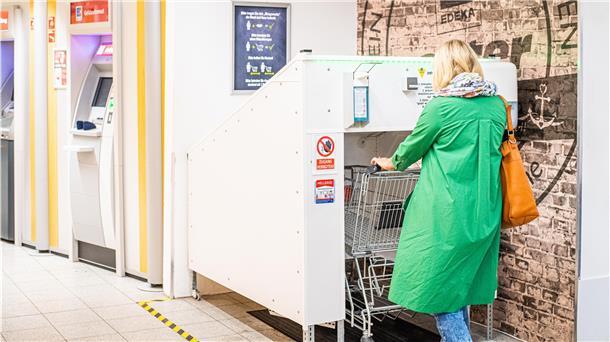 Berufskraftfahrer und Hobby-Bastler Michael Euent (46) hat sich für das Edeka-Center in der Schiffdorfer Chaussee eine Einkaufswagen-Desinfektionsanlage einfallen lassen.
