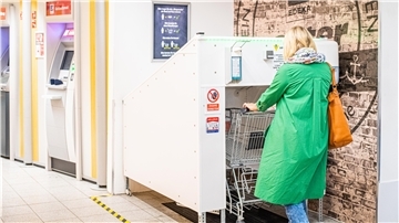 Berufskraftfahrer und Hobby-Bastler Michael Euent (46) hat sich für das Edeka-Center in der Schiffdorfer Chaussee eine Einkaufswagen-Desinfektionsanlage einfallen lassen.