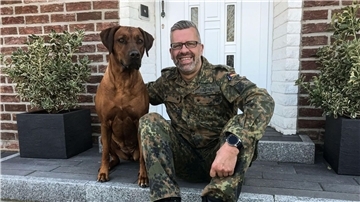 Michael Gärtner (hier mit Hundi Amira) hat sich nach zahlreichen Stationen und Auslandseinsätzen in Cuxhaven niedergelassen und will hier auch den Rest seines Lebens verbringen. 
