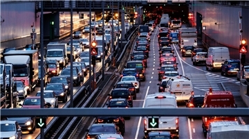Berufsverkehr in München. Tagtäglich fährt die Bevölkerung einer Großstadt von außerhalb zum Arbeiten in die bayerische Landeshauptstadt. (Symbolbild) 