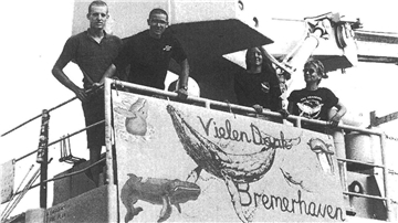 Besatzungsmitglieder bedanken sich 1994 für die Welle von Hilfsbereitschaft in Bremerhaven.