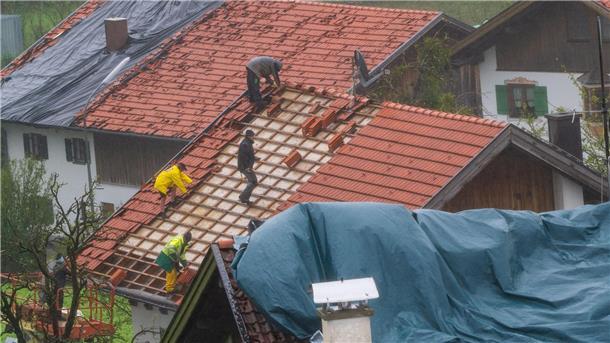 Versicherer: Gut 1,5 Milliarden Unwetterschäden im August Beschädigte Dächer im bayrischen Bad Bayersoien.
