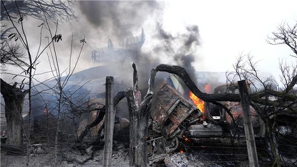 Beschädigte Radaranlagen und andere Ausrüstung sind in einer ukrainischen Militäreinrichtung außerhalb der Stadt Mariupol zu sehen. Russische Truppen haben ihren erwarteten Angriff auf die Ukraine gestartet. 