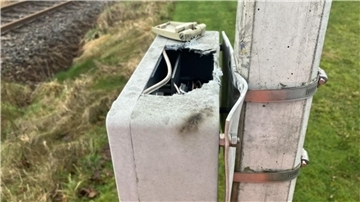 Ein beschädigter Elektro-Kasten