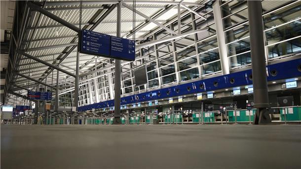 Beschäftigte der Mitteldeutschen Flughafen AG sind in einen 48-stündigen Warnstreik getreten. (Archivbild)
