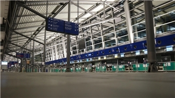 Beschäftigte der Mitteldeutschen Flughafen AG sind in einen 48-stündigen Warnstreik getreten. (Archivbild)