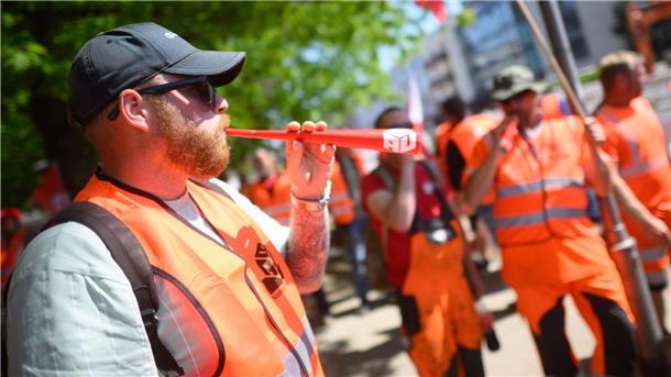 IG BAU startet Warnstreikwelle: Auftakt in Niedersachsen Beschäftigte des Bau-Gewerbes streiken an einer Rohrleitungsbaustelle in der Region Hannover.