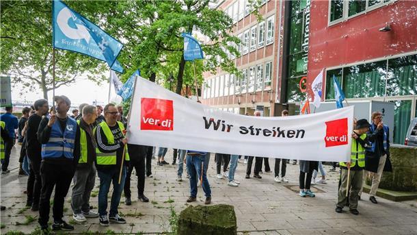 Warnstreik beeinträchtigt Programm von Radio Bremen Beschäftigte des Rundfunksenders Radio Bremen demonstrieren während eines Warnstreiks vor dem Funkhaus in Bremen.