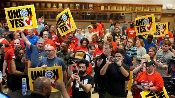 VW-Arbeiter in US-Werk organisieren sich gewerkschaftlich Beschäftigte des Volkswagen-Automobilwerks feiern das Ergebnis der UAW-Gewerkschaftsabstimmung.