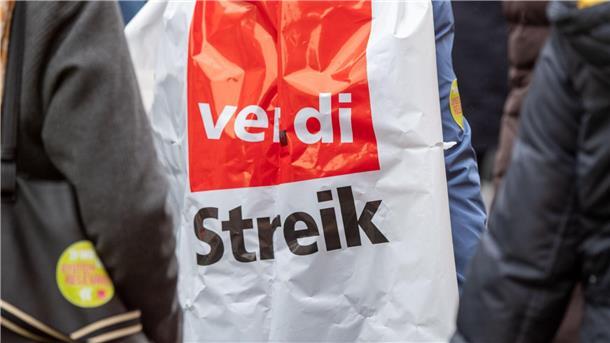 Warnstreiks im Handel: 1500 Beschäftigte bei Kundgebung Beschäftigte nehmen an einem Warnstreik teil.