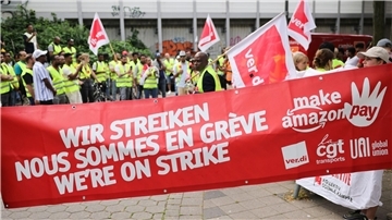 Beschäftigte von Amazon bei einer Demonstration unter dem Titel „Make Amazon Pay! Für gute und gesunde Arbeit bei Amazon!“ vor dem Amazon-Verteilzentrum in Hamburg-Veddel.