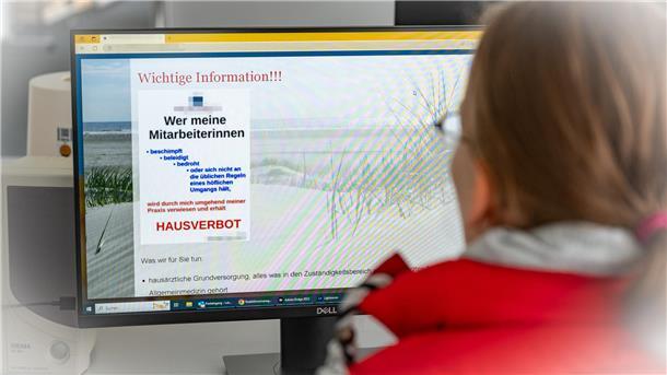 Eine Hausarztpraxis warnt auf ihrer Homepage aggressive Patienten vor einem Hausverbot.