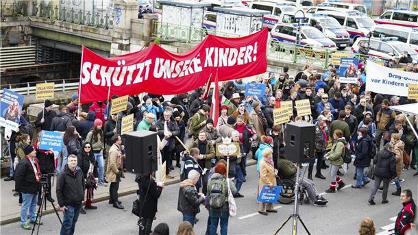 Polizei bei Lesung von Dragqueen „Beschützt unsere Kinder!“, fordern Demomonstranten angesichts der Lesung einer Drag Queen.
