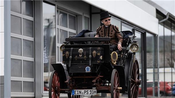Wohl ältestes Auto Deutschlands besteht Tüv-Untersuchung Besitzer Karl-Heinz Rehkopf kommt mit seiner Benz Victoria Nummer 99 zur Hauptuntersuchung auf dem Parkplatz vom TÜV Nord.