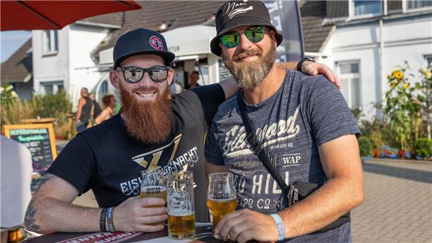 Zwei Männer trinken Bier