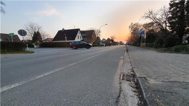 Eine Straße im Sonnenuntergang.