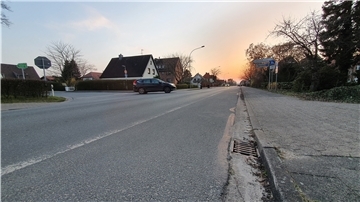 Eine Straße im Sonnenuntergang.