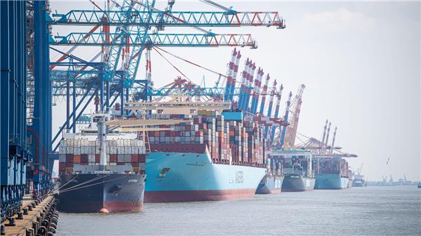 Containerfrachter liegen an der Kaje