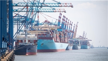 Containerfrachter liegen an der Kaje