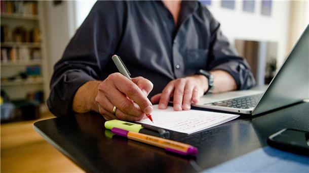 Ifo-Institut: Firmenbüros wegen Homeoffice weniger bevölkert Besonders leere Büros finden sich unter anderem in den Branchen Informationstechnik, Werbung und Marktforschung sowie Unternehmensberatung - in diesen Wirtschaftszweigen sind die Heimbüro-Quoten nach früheren Ifo-Untersuchungen hoch.