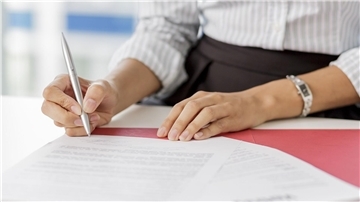Besonders neue Mitarbeiter sind von befristeten Arbeitsverträgen betroffen. Allein 2021 waren rund 60 Prozent der Neueinstellungen im öffentlichen Dienst befristet. (Symbolbild)