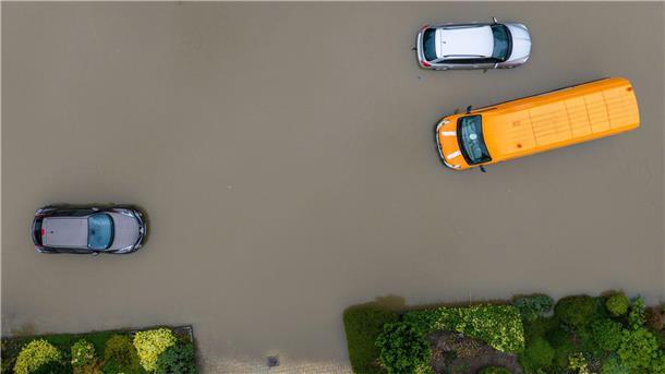 Starkregen überflutet Straßen und Keller im Westen Besonders viel Regen fiel am Niederrhein.