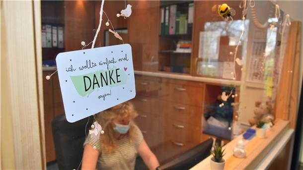Besonders zu Weihnachten zeigt sich die Dankbarkeit der Patienten der Praxis Sander in kleinen Präsenten und Karten wie diesen.