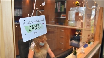 Besonders zu Weihnachten zeigt sich die Dankbarkeit der Patienten der Praxis Sander in kleinen Präsenten und Karten wie diesen.