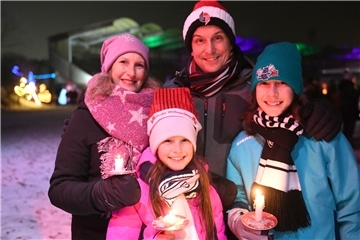 Zum Weihnachtssingen im Bremerhavener Nordsee-Stadion kommen jede Menge Familien wie die Dammeyers zusammen