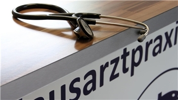 Bessere Arbeitsbedingungen sollen dazu beitragen, das Netz der Hausarztpraxen mit Blick auf eine kommende Ruhestandswelle zu erhalten.
