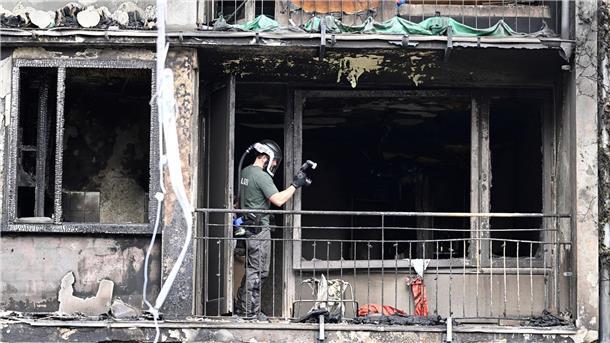Bild der Verwüstung: Drei Tote nach Brand in Düsseldorf Bestandsaufnahme am Unglücksort.