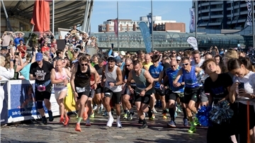 Läufer starten in den Havenwelten Bremerhaven zum Marathon.