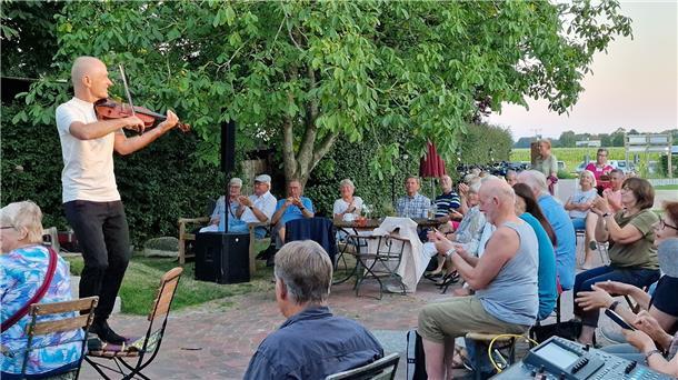 Beste Stimmung bei bestem Wetter mit der Band Le Clou.