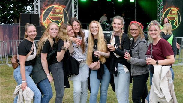 Mehrere Frauen auf einer Party.