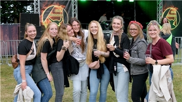 Mehrere Frauen auf einer Party.