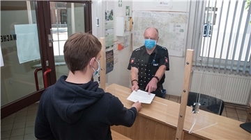 Bestens vorbereitet: In dieser Zeit schützen sich die Polizeibeamten auf der Zevener Polizeiwache mit einem Mund-Nasen-Schutz und einer Trennwand vor einer Ansteckung mit Corona.