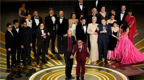 „Im Westen nichts Neues“ gewinnt vier Oscars Bester Film: Das Team von „Everything Everywhere All at Once“ feiert den Oscar im Dolby Theatre in Los Angeles.