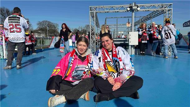 Zwei Frauen sitzen an Deck eines Schiffes.